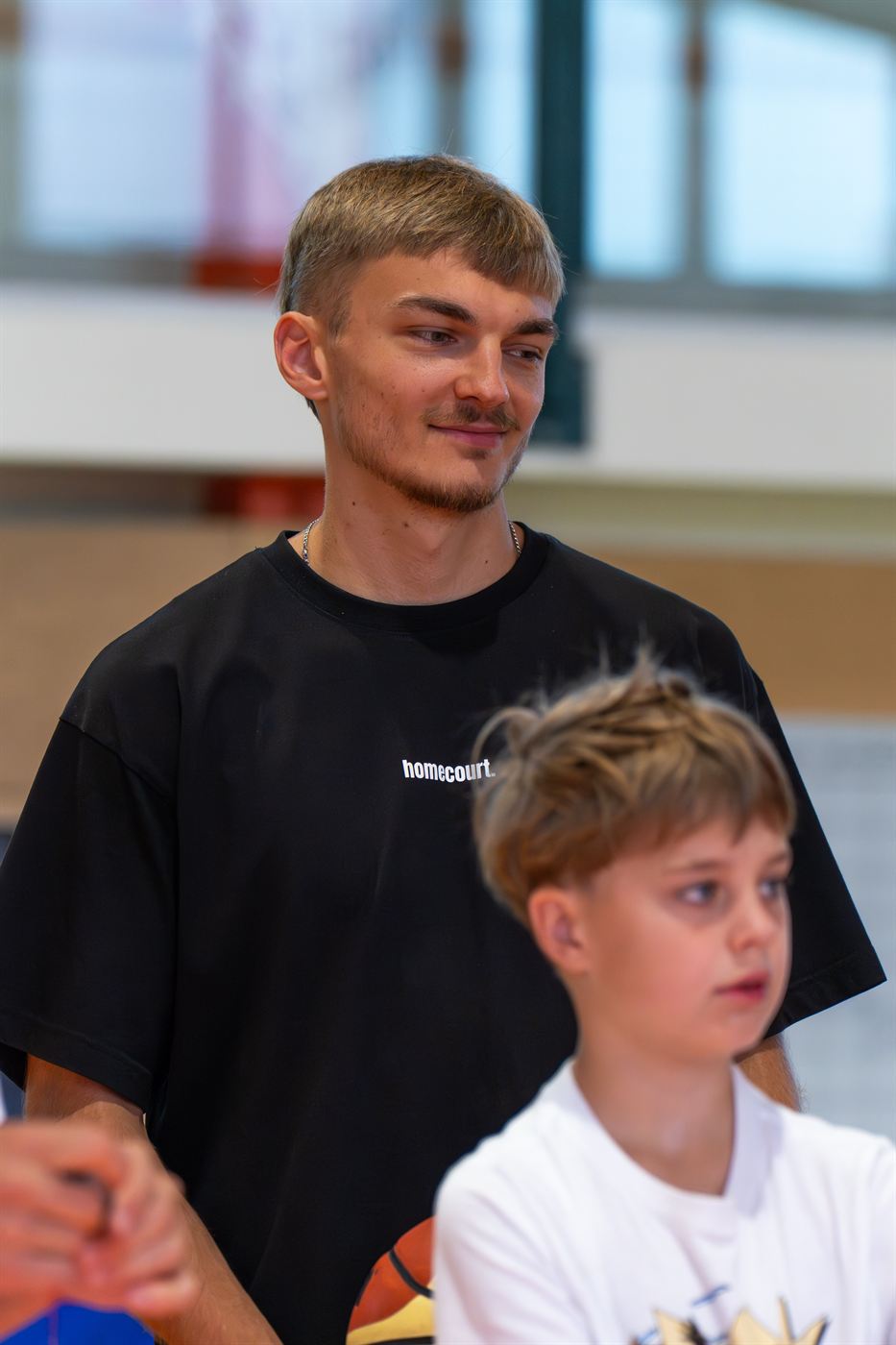 Trenér s hráčem při krátké pauze