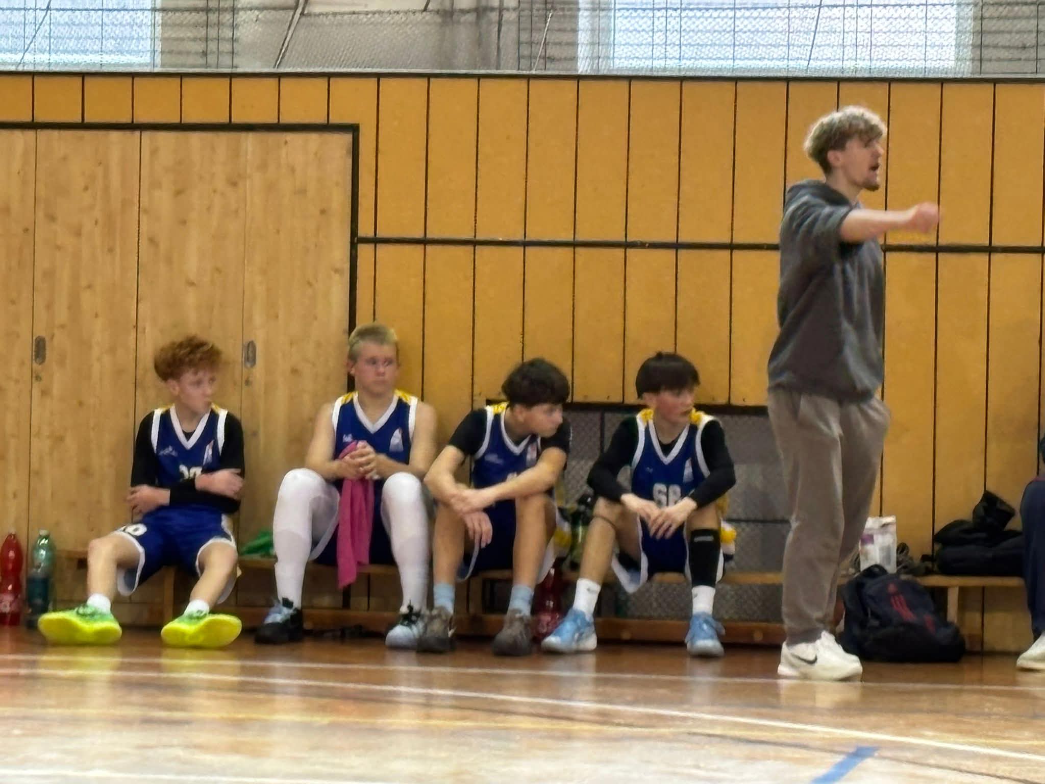 Týmový huddle před zápasem